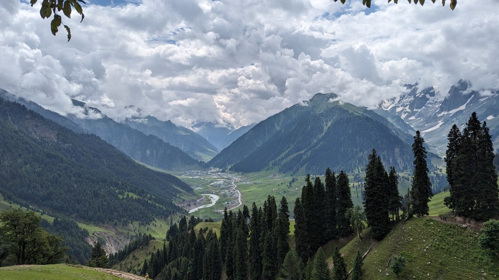 A cloudy meadow on the way to Nichnai